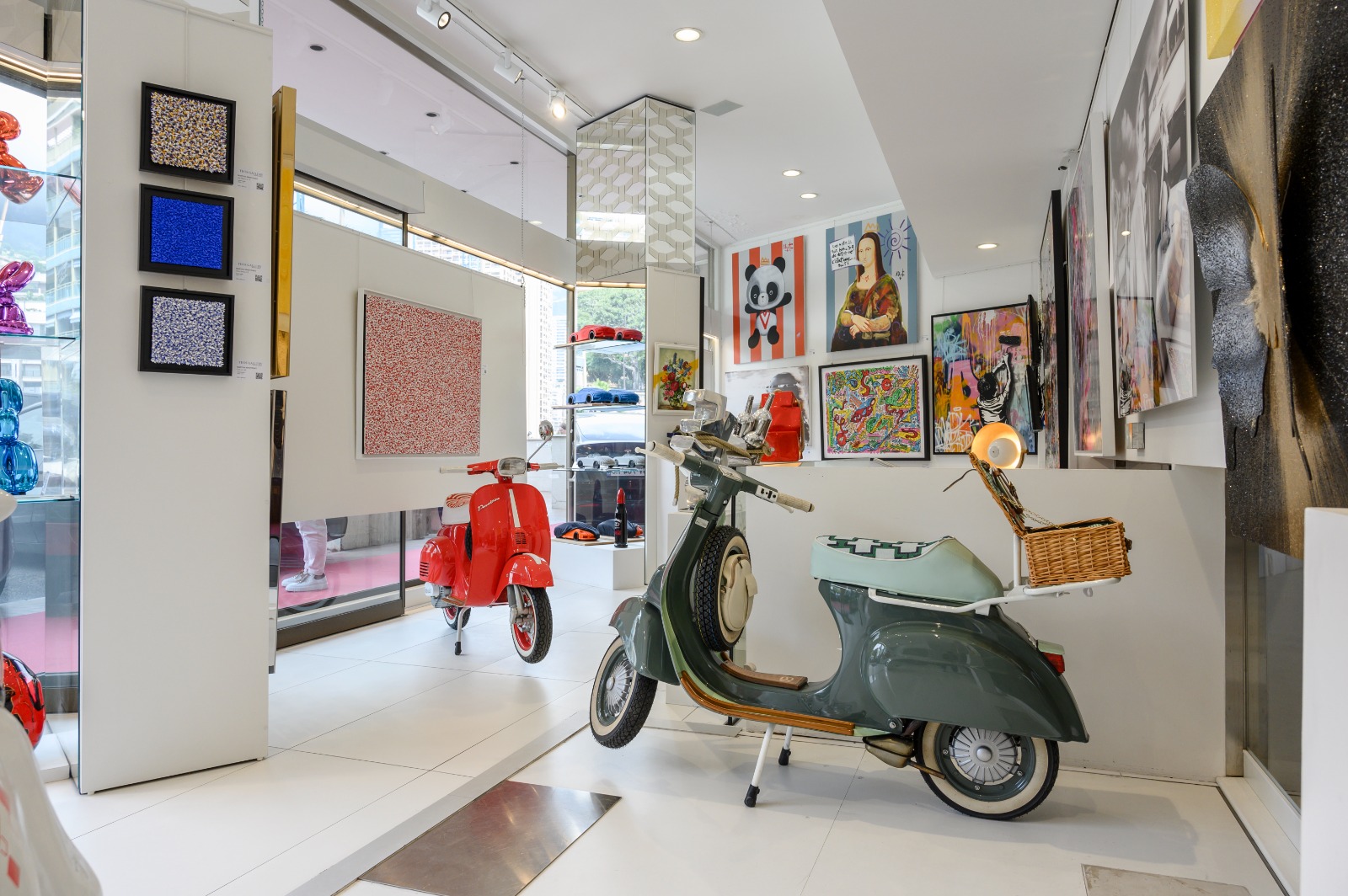 Vespe al TEOS Gallery di Montecarlo