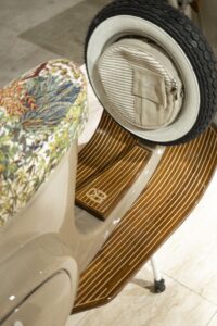 Vespa Cappuccino salone del mobile 2025 pedana e sella